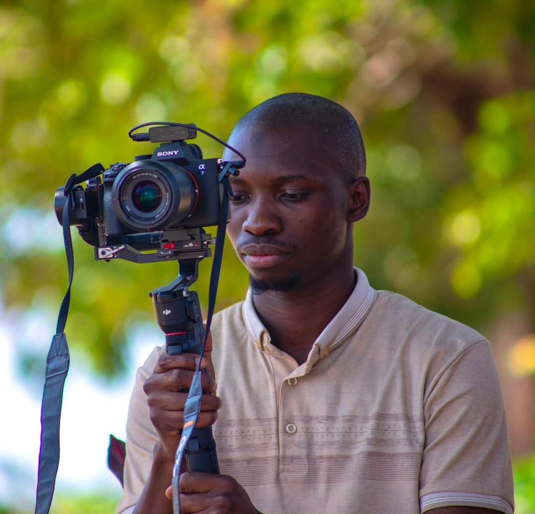 Le photographe de Mbaye Visuel en plein travail avec son appareil Sony