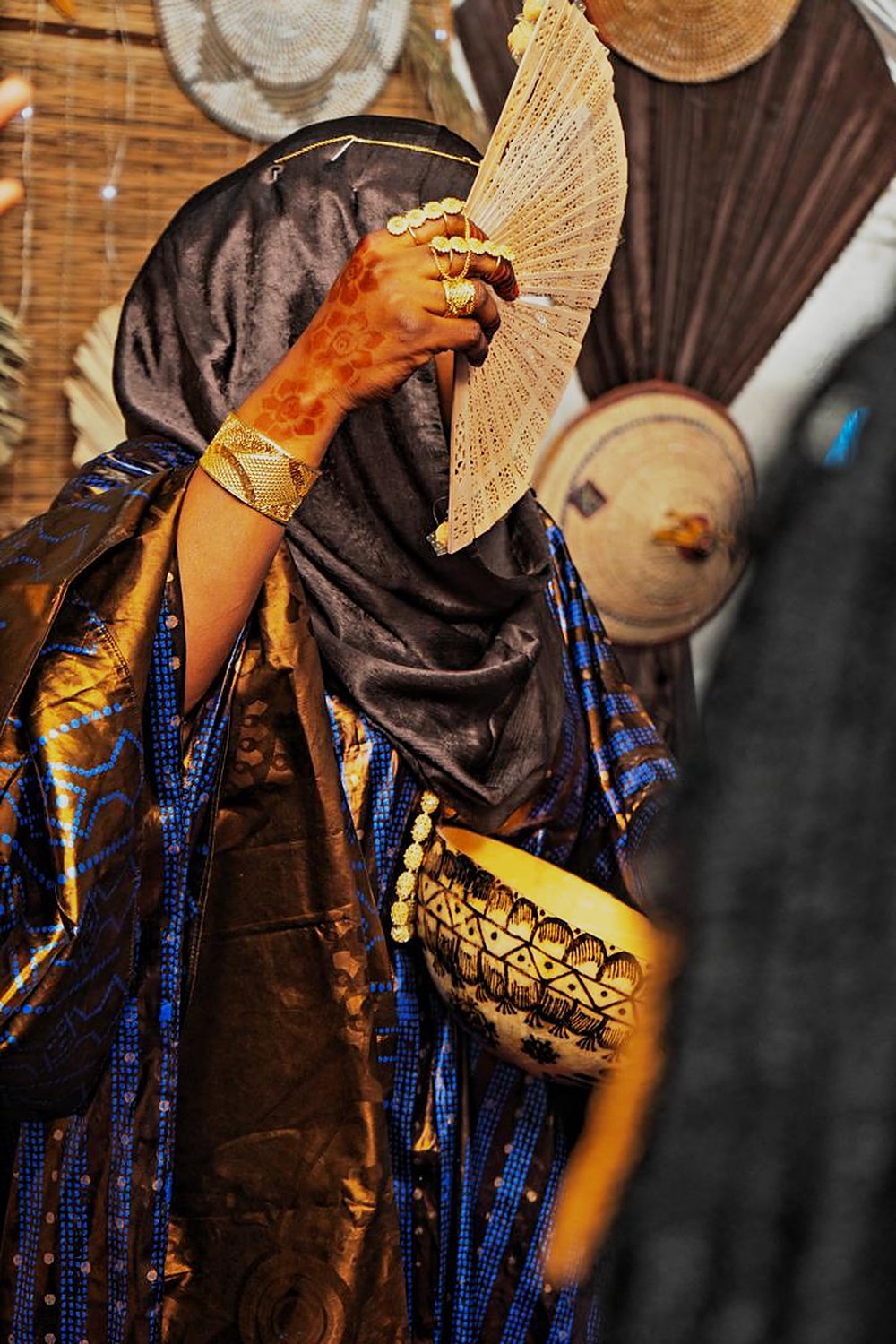 Portrait turban bleu et bijoux dorés, Mbaye Visuel